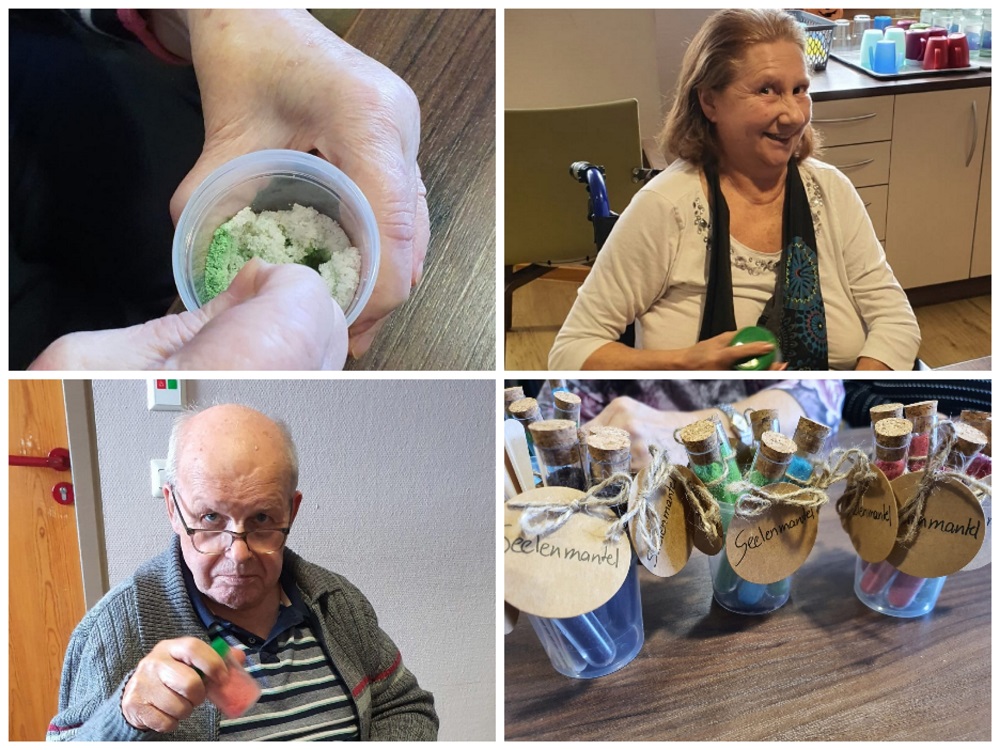 Vierteilige Collage: Hand hält durchsichtigen Becher mit grün-weißem Inhalt, sitzende Frau mit hellbeiger Strickjacke und schwarzem Schal, sitzender Mann mit gestreiftem Pullover, mehrere kleine Fläschchen mit buntem Inhalt und handbeschrifteten Anhängern auf Holztisch.